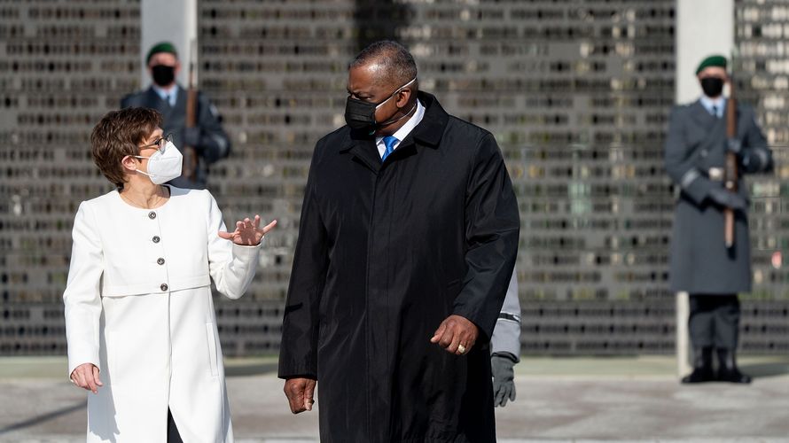 Zum Auftakt des Deutschlandbesuchs des US-Verteidigiungsministers legten Lloyd Austin und Annegret Kramp-Karrenbauer einen Kranz am Ehrenmal der Bundeswehr im Bendlerblock nieder.