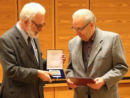 Wilhelm Schäfer (r.) erhält für sein Engagement die Verbandsplakette aus den Händen von Thomas Sohst, Vorsitzender LV West. Foto: Gerhard Peters