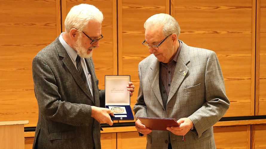 Wilhelm Schäfer (r.) erhält für sein Engagement die Verbandsplakette aus den Händen von Thomas Sohst, Vorsitzender LV West. Foto: Gerhard Peters