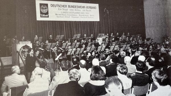 Die erste Landesversammlung: Vom 3. bis 5. April 1991 hoben im Magdeburger Congress Center 200 gewählte Delegierte aus den fünf neuen Bundesländern und Berlin den Landesverband Ost aus der Taufe. Foto: Archiv/DBwV