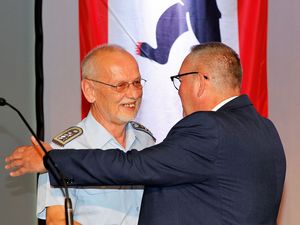 Der Landesvorsitzende, Hauptmann a.D. Uwe Köpsel (r.), gratulierte herzlich seinem seinem bisherigen Stellvertreter und Freund Thomas Bielenberg zur Ehrenmitgliedschaft. Foto: DBwV/Kruse