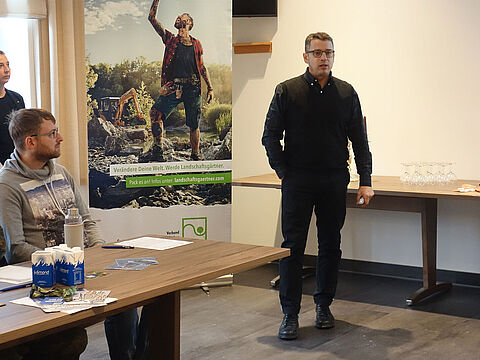Michael Stein stellte den Verband des Garten-, Landschafts- und Sportplatzbaus e.V. aus Magdeburg als möglichen Arbeitgeber für ausscheidende SaZ vor. Foto: Götze