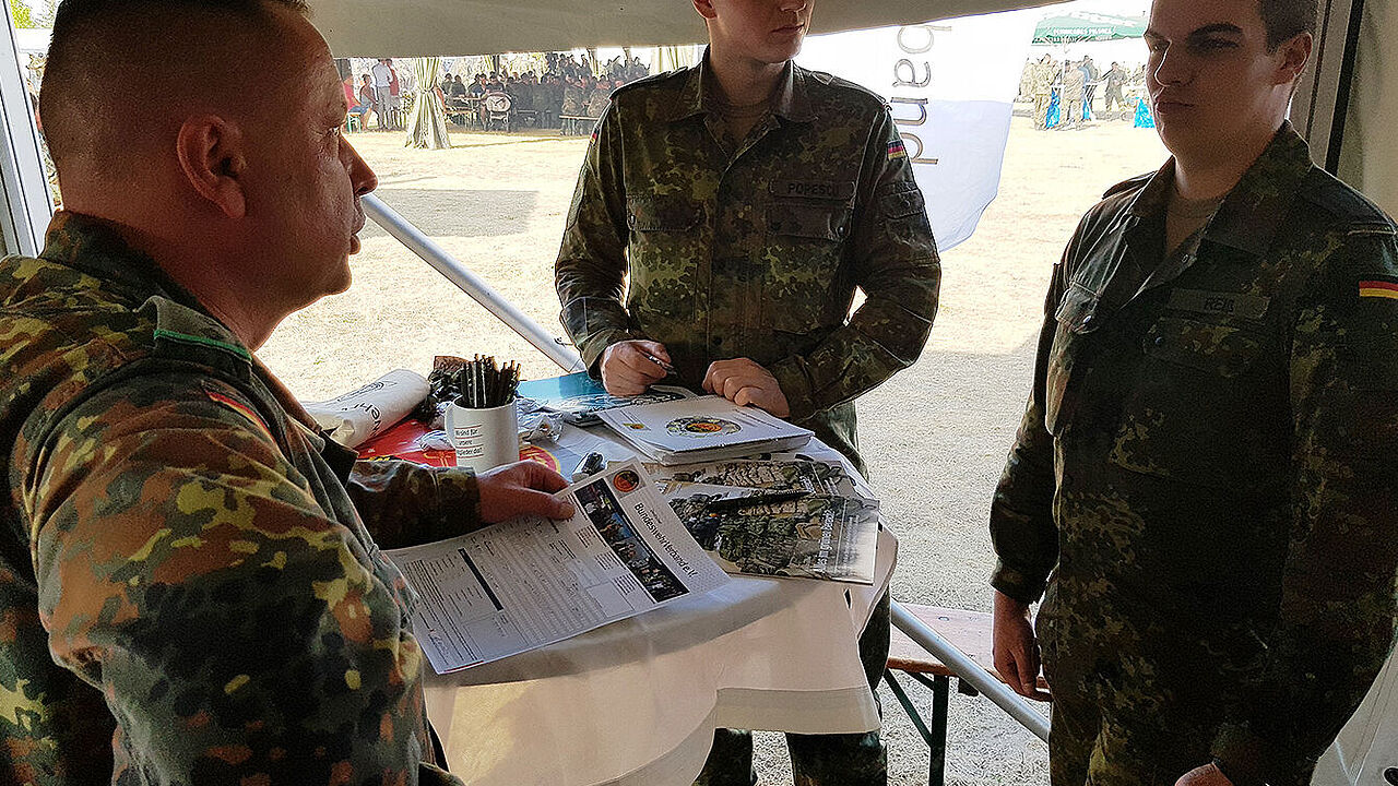 Hptm Mike Becher (li) mit zwei neuen Mitgliedern, StUffz Toni Reiß (re) und StUffz Andrei Popescu (mi). Foto: DBwV/Bielenberg