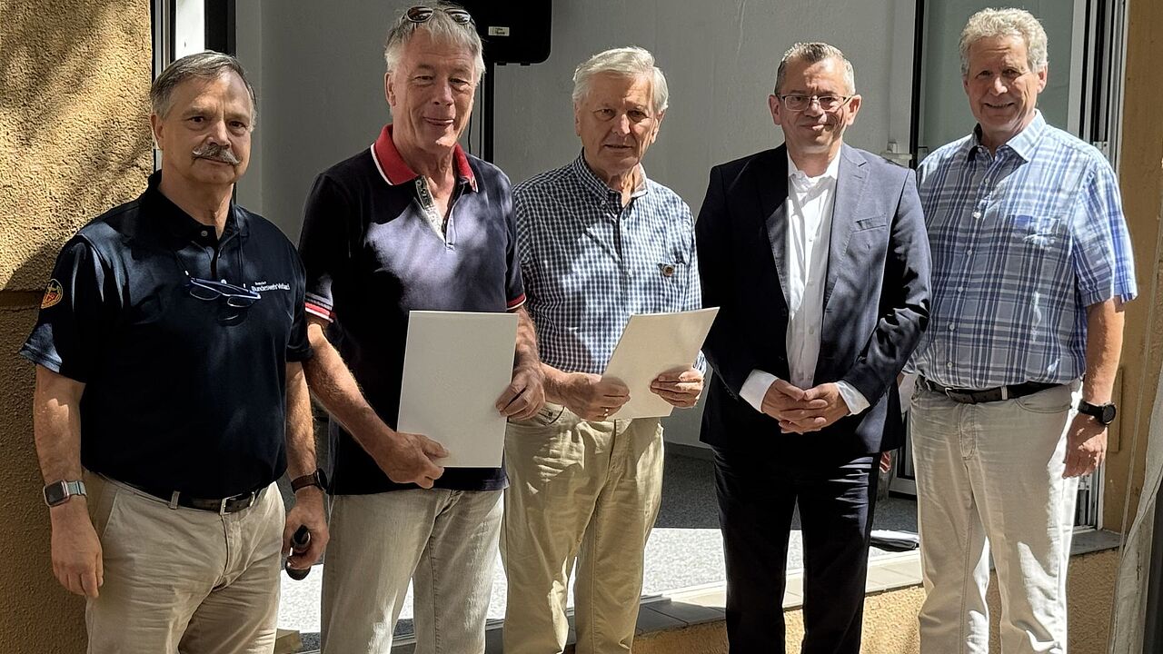 Der Stellvertreter des Bundesvorsitzenden, Thomas Schwappacher (2. von rechts) nahm gemeinsam mit dem stellver-tretenden Vorsitzenden ERH im Landesvorstand Ost, Steffen Braun (1. von links) und dem Vorsitzenden der KERH Marzahn-Hellersdorf, Frank Geißler (1. von rechts) die Auszeichnung von Bernd Intemann und Klaus Hödtke (2. und 3. von links) vor. Foto: Intemann