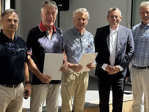Der Stellvertreter des Bundesvorsitzenden, Thomas Schwappacher (2. von rechts) nahm gemeinsam mit dem stellver-tretenden Vorsitzenden ERH im Landesvorstand Ost, Steffen Braun (1. von links) und dem Vorsitzenden der KERH Marzahn-Hellersdorf, Frank Geißler (1. von rechts) die Auszeichnung von Bernd Intemann und Klaus Hödtke (2. und 3. von links) vor. Foto: Intemann