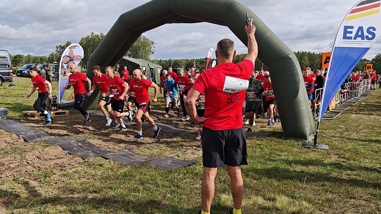 Mehr als 900 Laufbegeisterte machten sich nach dem Startschuss auf die herausfordernde Strecke. Foto: DBwV/Hellmund