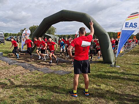 Mehr als 900 Laufbegeisterte machten sich nach dem Startschuss auf die herausfordernde Strecke. Foto: DBwV/Hellmund