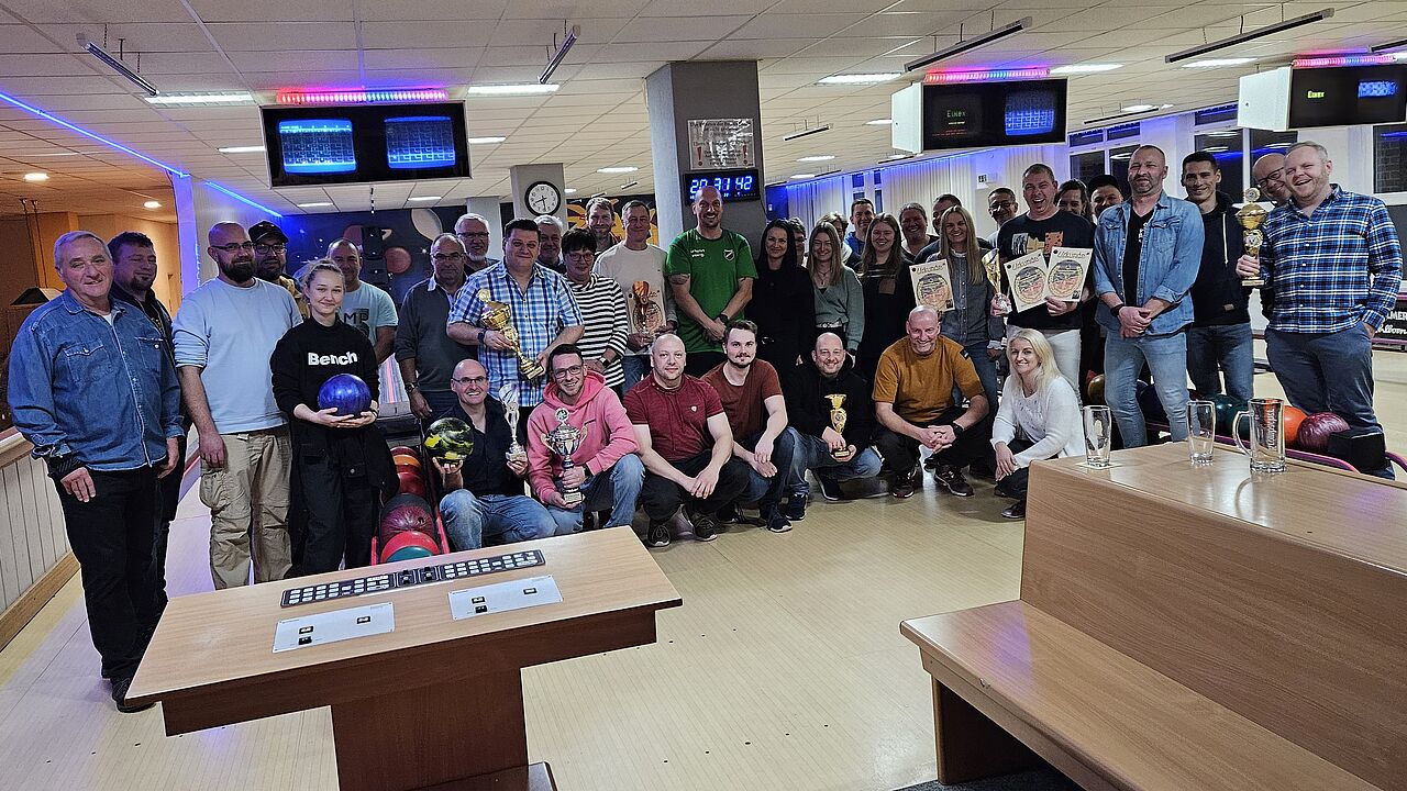 Insgesamt 44 Teilnehmer hatten sich in diesem Jahr zum Bowlingturnier der TruKa Burg angemeldet. Foto: Dirk Wontka