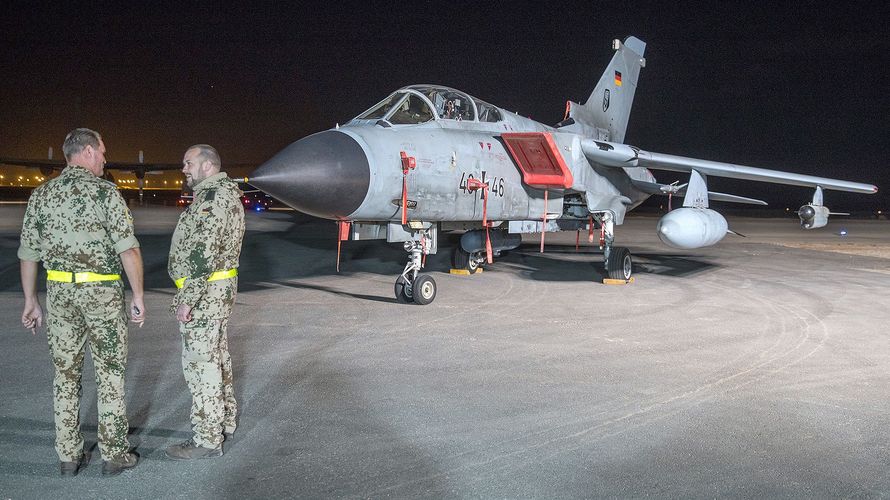Kampfflugzeug der Bundeswehr vom Typ Tornado für Aufklärungsflüge steht auf der Air Base in Al-Asrak (Jordanien). Foto: Jens Büttner/dpa