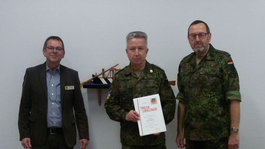 Oberstabsfeldwebel a.D. Harald Lott mit Generalmajor Klaus Habersetzer und Oberstleutnant Helmut Nasler (v.l.) Foto: DBwV