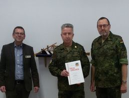 Oberstabsfeldwebel a.D. Harald Lott mit Generalmajor Klaus Habersetzer und Oberstleutnant Helmut Nasler (v.l.) Foto: DBwV