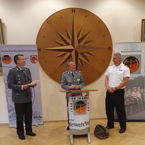 In Nordholz wurde Stabsbootsmann Torsten Baldy (r.) von Oberstleutnant Jörg Struckmeier (M.) und Oberstleutnant André Wüstner mit der Verdienstnadel in Silber ausgezeichnet. Foto: DBwV