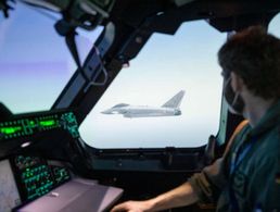 Der neue A400M Full-Flight-Simulator erstellt eine täuschend echte Realität für die Ausbildung der Crew. Foto: Bundeswehr/Stefan Lüer