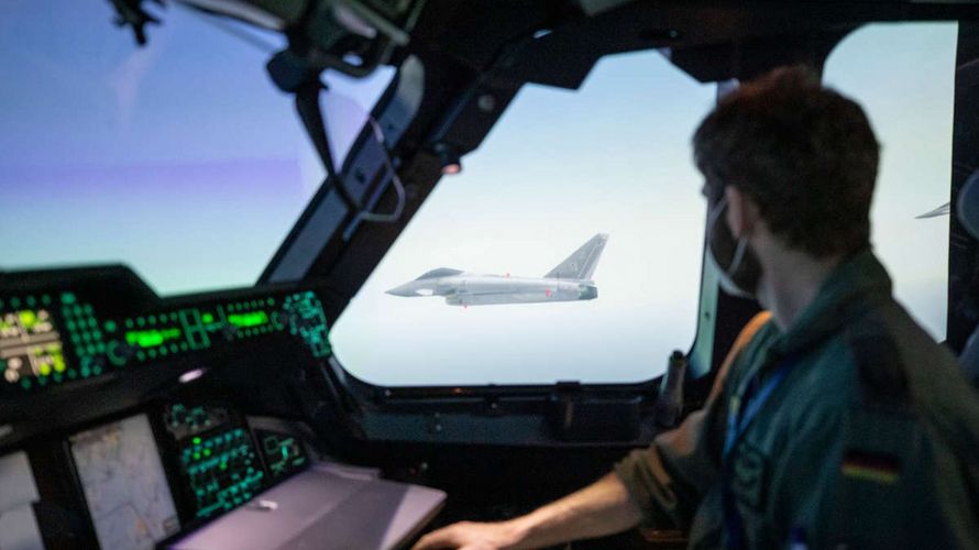 Der neue A400M Full-Flight-Simulator erstellt eine täuschend echte Realität für die Ausbildung der Crew. Foto: Bundeswehr/Stefan Lüer