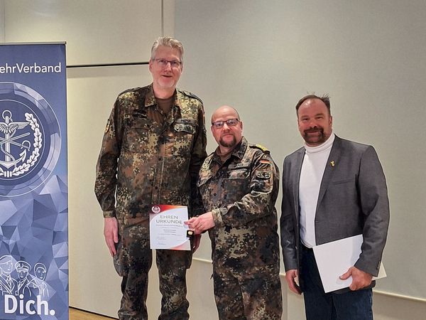 Vorsitzender Stabsfeldwebel Ralf Pieper  mit seinem geehrten Vorgänger Oberstabsbootsmann Torsten Grüner und Bezirksvorsitzendem Gerd-Josef Bopp. Foto: Ralf Pieper 