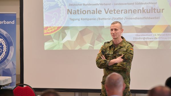 Nationale Veteranenkultur, aber auch die Entwicklungen Deutschlands und der Bundeswehr nach der Zeitenwende thematisierte DBwV-Vize Oberstleutnant i.G. Marcel Bohnert. Foto: DBwV/IK