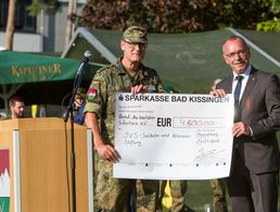 Generalleutnant a.D. Volker Halbauer übergibt die 4500-Euro-Spende Foto: DBwV