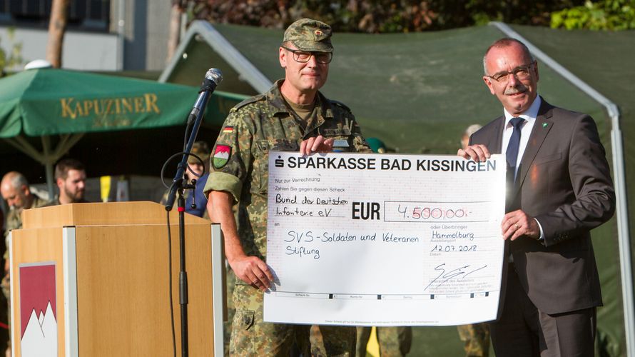 Generalleutnant a.D. Volker Halbauer übergibt die 4500-Euro-Spende Foto: DBwV
