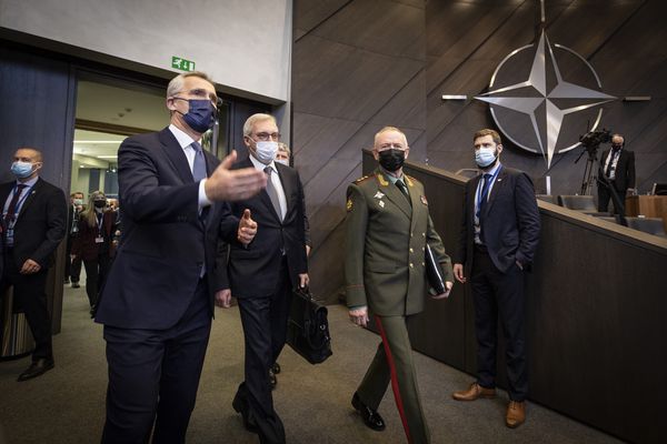 Nato-Generalsekretär Jens Stoltenberg begleitete den russischen Vizeaußenminister Alexander Gruschko und den stellvertretenden russischen Verteidigungsminister Alexander Fomin in den Saal. Foto: Nato