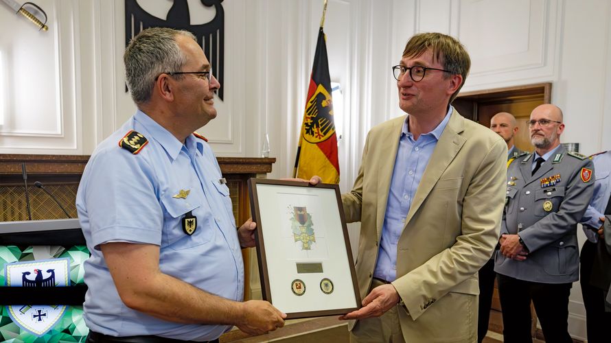 Heeresinspekteur Generalleutnant Alfons Mais und Professor Sönke Neitzel. Foto: Bundeswehr/Marco Dorow