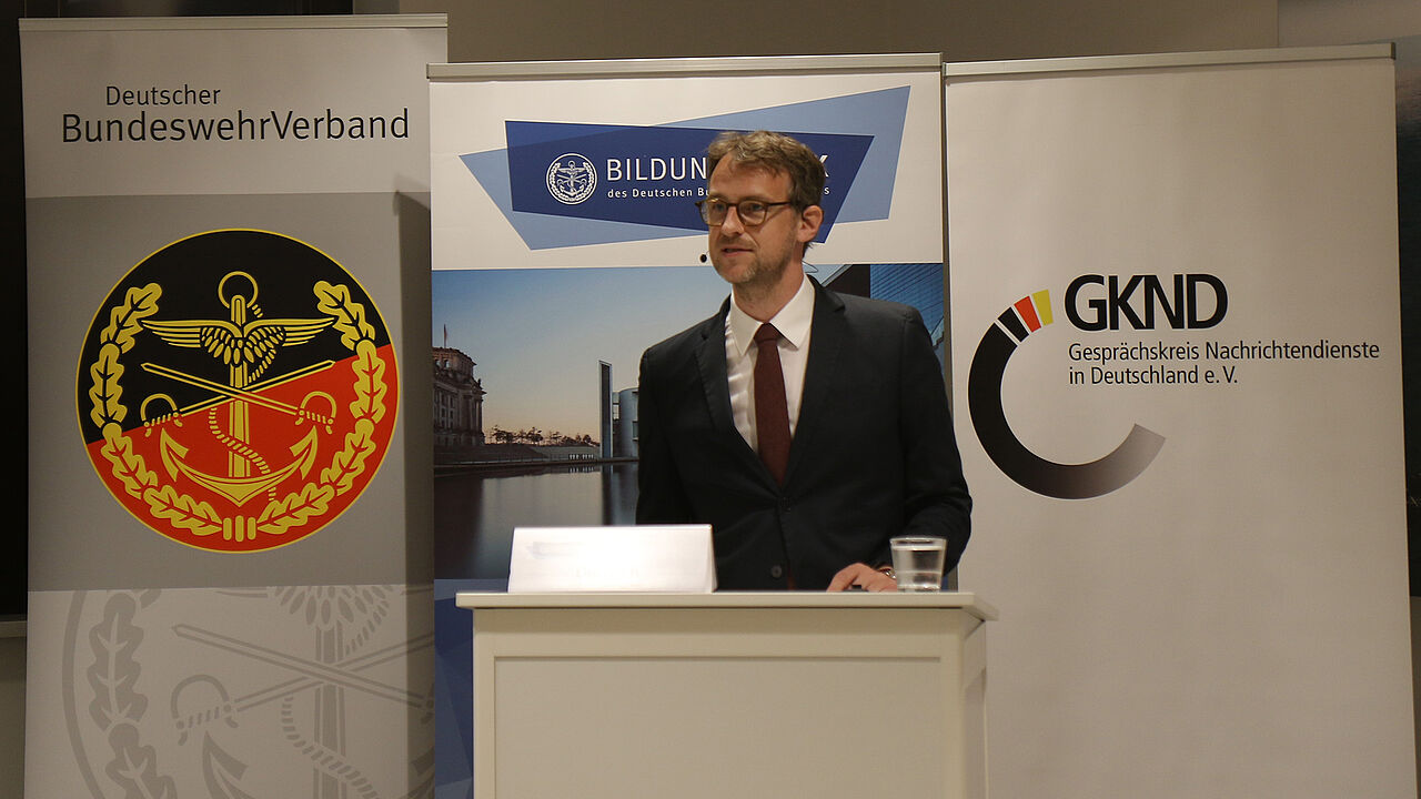 Die juristische Dimension des novellierten BND-Gesetzes beleuchtete Prof. Dr. Jan-Hendrik Dietrich, Professor für das Recht der Nachrichtendienste an der Hochschule des Bundes für Öffentliche Verwaltung. Foto: DBwV/Franziska Kelch