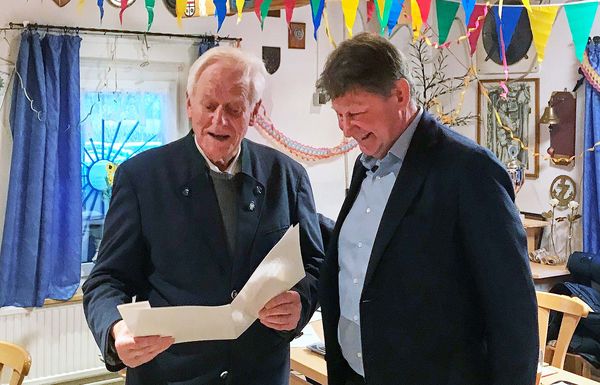 Oberst a.D. Eberhard Möschel (l.) wurde vom bisherigen Vorsitzenden Oberst a.D. Peter Pauels für 60-jährige Mitgliedschaft im DBwV geehrt. Foto: Matthias Schneider