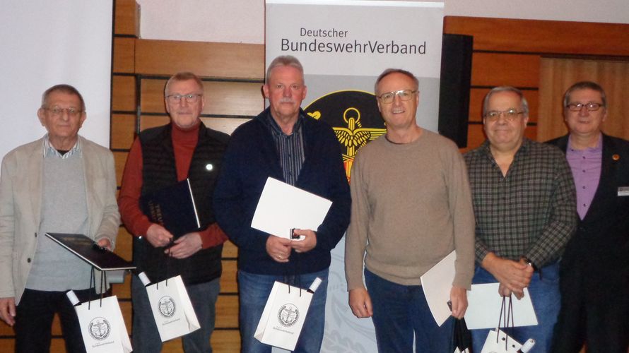 Jubilare und Ausgezeichnete in Idar-Oberstein: Walter Mörtl 8von links), Martin Jacobi, Martin Gerster,Wolfgang Schüßler, Roland Sumser mit dem wiedergewählten Vorsitzenden Michael Hochmuth. Foto: KERH Idar-Oberstein