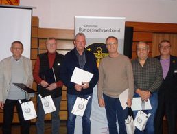 Jubilare und Ausgezeichnete in Idar-Oberstein: Walter Mörtl 8von links), Martin Jacobi, Martin Gerster,Wolfgang Schüßler, Roland Sumser mit dem wiedergewählten Vorsitzenden Michael Hochmuth. Foto: KERH Idar-Oberstein