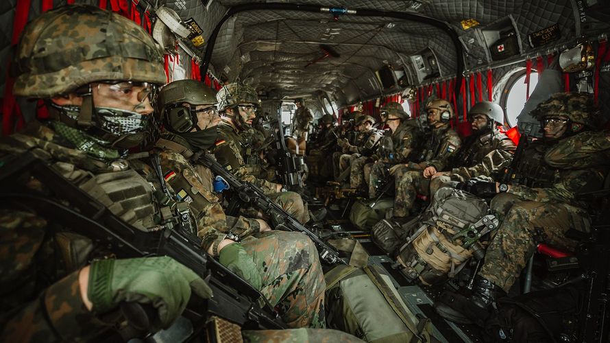 Mit einer verschlankten Führungsstruktur sollte die Einsatzbereitschaft der Bundeswehr gesteigert werden. Doch Christine Lambrecht hat jetzt das faktische Aus für die von ihrer Vorgängerin Annegret Kramp-Karrenbauer angestrebte Reform verkündet. Foto: Bundeswehr/Jana Neumann