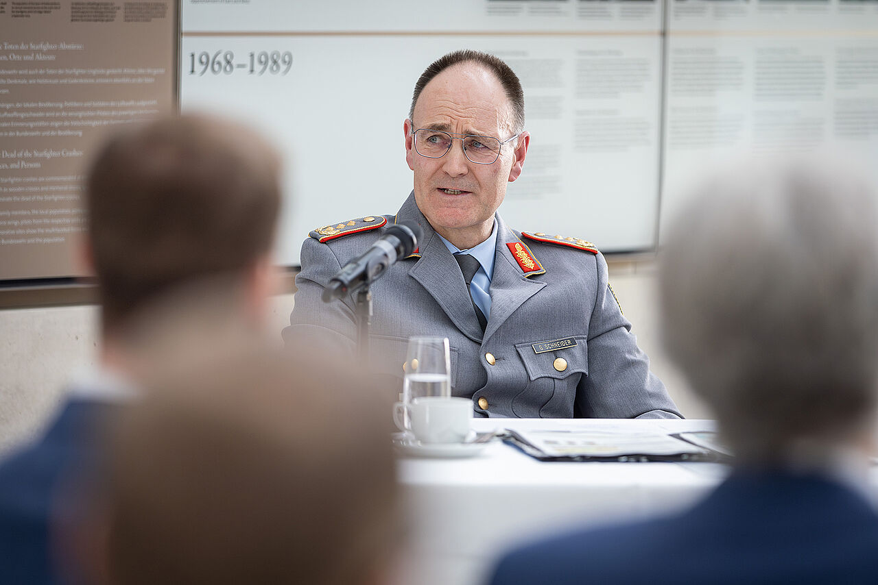 Für Generalleutnant Gunter Schneider sind die Stabilisierungseinsätze auf dem Westbalkan schon Teil der Bündnisabschreckung. Foto: BMVg/Steve Eibe