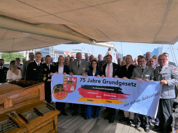 An Bord vereint für das Grundgesetz. Foto: DBwV