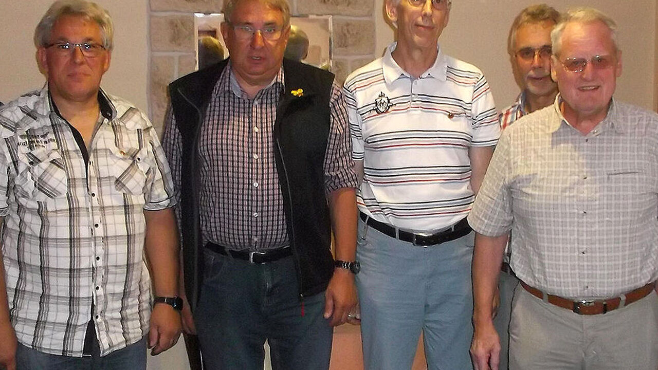 315 Jahre DBwV-Mitgliedschaft galt es in Mayen zu feiern. Die Geehrten mit den Vorsitzenden v.l.: M.Schwab; J.Klaus; K.Scherer; H.Weihe; H.Nagel; K.Lenartz; B.Blohm; H.Grünewald und W.Egler. Foto: KERH Mayen