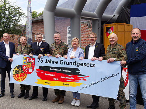 MdB Dr. Kristian Klink, Gerd Dombrowski, Flottillenadmiral Sascha Helge Rackwitz, Oberst d.R. Dr. Marc Lemmermann, Dr. Eva Högl, Daniel Günther, Oberst Axel Schneider und Dirk Sommer. Foto: DBwV