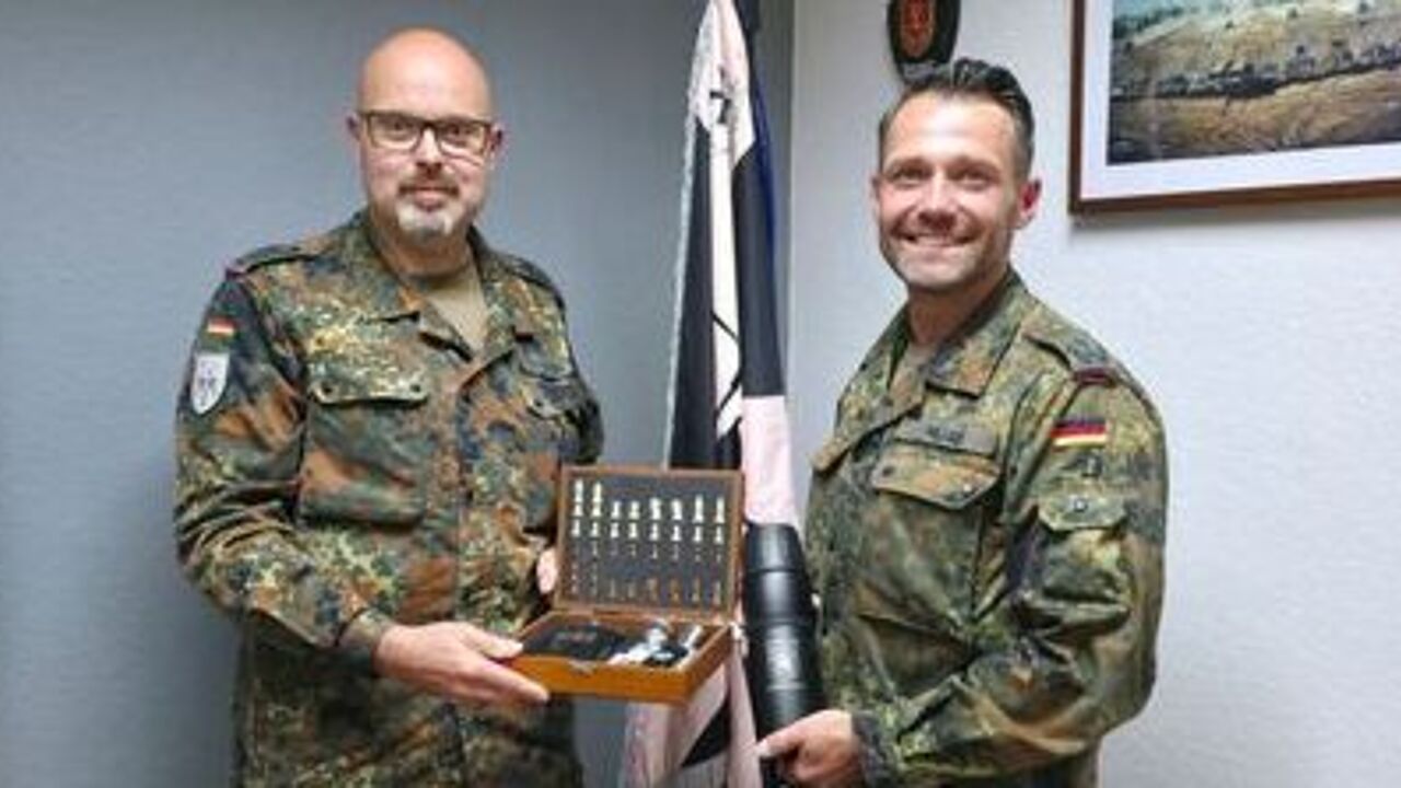 Munster: v.l.: Peter Kretschmann und der neue Bataillonskommandeur Oberstleutnant Ludwig Mijan. Foto: DBwV/LV Nord