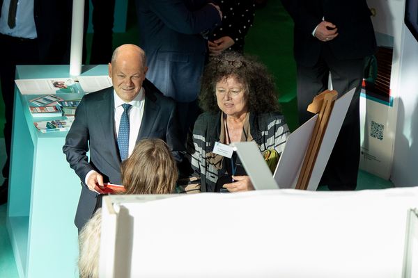 Bundeskanzler Olaf Scholz beim Messerundgang mit der BAGSO-Vorsitzenden Dr. Regina Görner. Foto: DBwV/Yann Bombeke