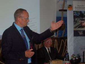 Uwe Schenkel leitet die Soltauer Versammlung in Anwesenheit seines Vorvorgängers Ernst Becker