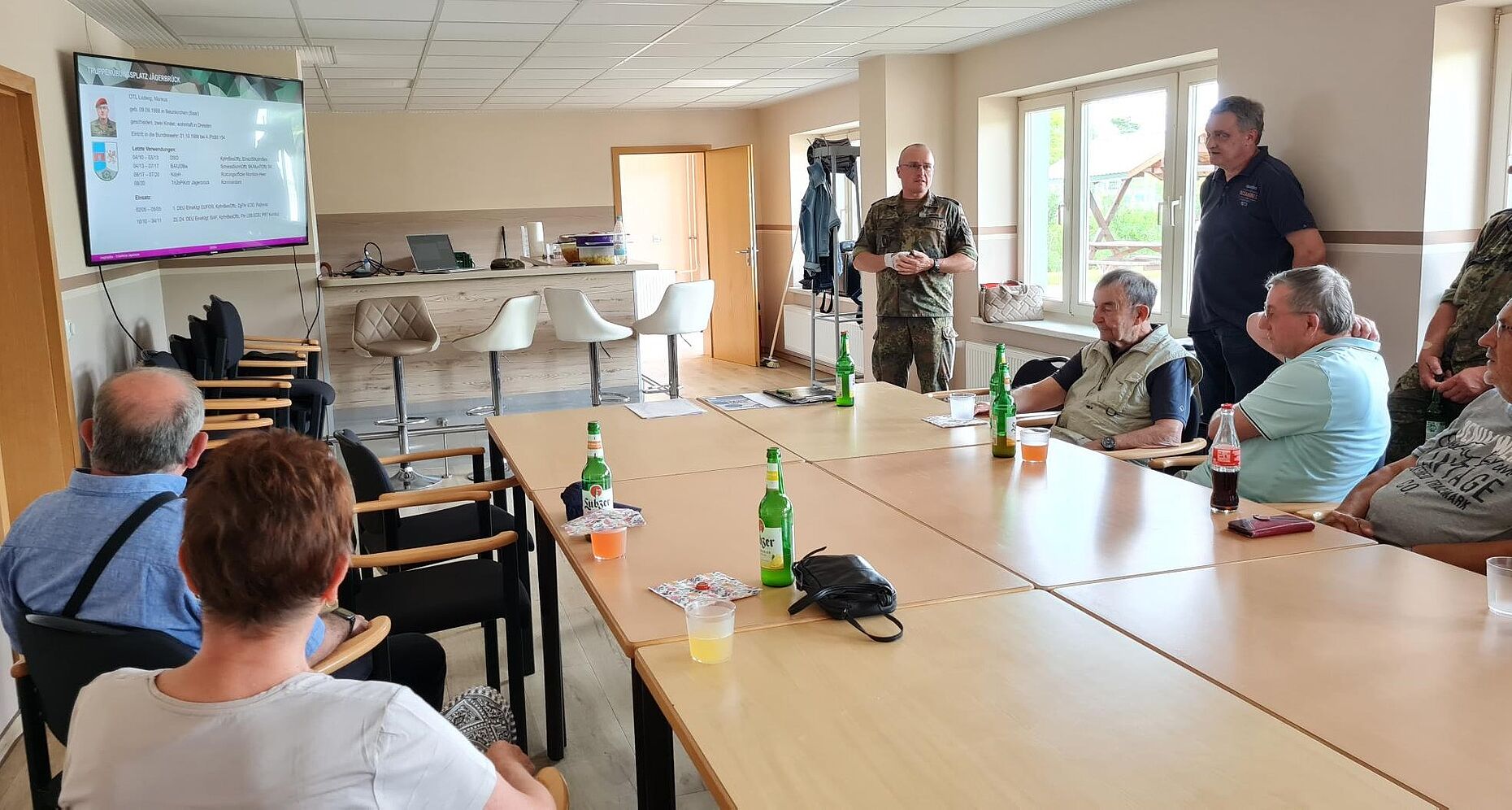 Zahlreiche Informationen rund um dem Truppenübungsplatz Jägerbrück vermittelte dessen Kommandant Oberstleutnant Markus Ludwig (rechts hinten). Foto: Michael Edlinger