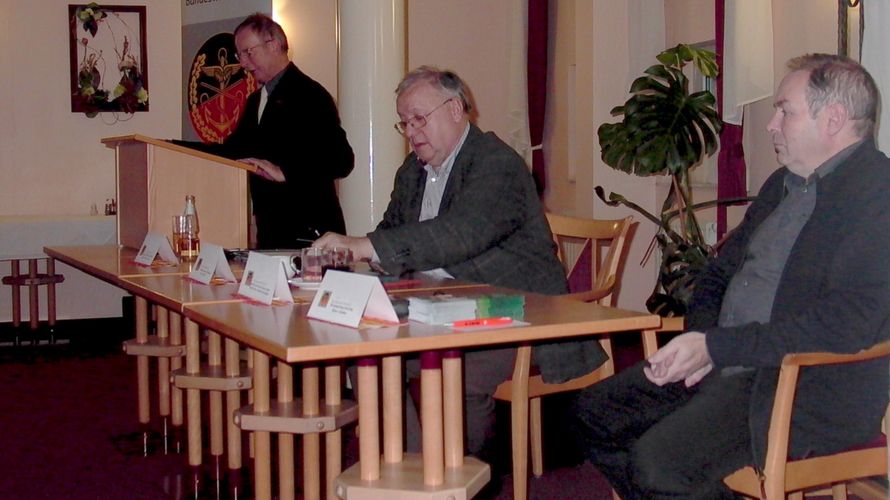 Hauptmann a.D. Harry Grunert, Stadtratsvorsitzender Jörg Freiwald und Henry Günther (v.l.) Foto: Ingrid Grunert