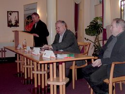 Hauptmann a.D. Harry Grunert, Stadtratsvorsitzender Jörg Freiwald und Henry Günther (v.l.) Foto: Ingrid Grunert