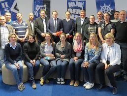 Die Seminarteilnehmer zu Gast beim HSV: Vorstandschef Dietmar Beiersdorfer (hinten Mitte) empfing die Gruppe in der Imtech Arena.