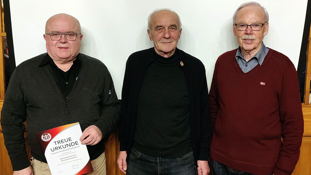 Zwei der geehrten Mitglieder: Kapitänleutnant a.D. Georg Münschsmeier (v.l.), Oberstleutnant a.D. Bernd Wurzbacher mit Vorsitzendem Stabsfeldwebel a.D. Norbert Frühwald. Foto: Bernhard Seiberl