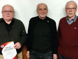 Zwei der geehrten Mitglieder: Kapitänleutnant a.D. Georg Münschsmeier (v.l.), Oberstleutnant a.D. Bernd Wurzbacher mit Vorsitzendem Stabsfeldwebel a.D. Norbert Frühwald. Foto: Bernhard Seiberl