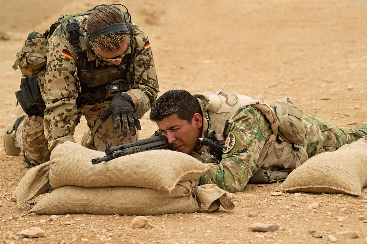 Auf einer Schießanlage nahe der nordirakischen Stadt Erbil weisen Bundeswehrsoldaten in die Handhabung des G3-Sturmgewehrs ein. Archivfoto: ©Bundeswehr/Sebastian Wilke