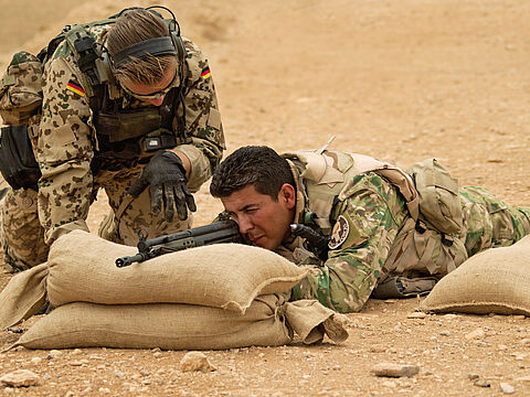 Auf einer Schießanlage nahe der nordirakischen Stadt Erbil weisen Bundeswehrsoldaten in die Handhabung des G3-Sturmgewehrs ein. Archivfoto: ©Bundeswehr/Sebastian Wilke