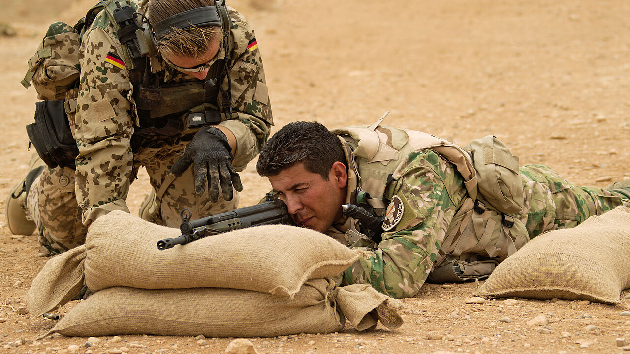 Auf einer Schießanlage nahe der nordirakischen Stadt Erbil weisen Bundeswehrsoldaten in die Handhabung des G3-Sturmgewehrs ein. Archivfoto: ©Bundeswehr/Sebastian Wilke