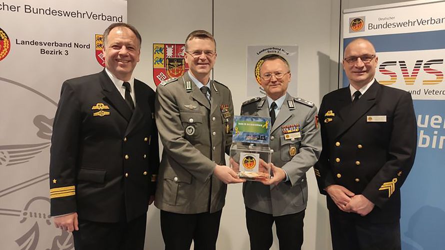 Von links: Kapitänleutnant Dieter Lesch (Vorsitzender Standortkameradschaft), der Bundesvorsitzende Oberst André Wüstner, Oberstleutnant Jörg Struckmeier und Oberstabsbootsmann Ingo Minkau (Vorsitzender der Truppenkameradschaft) mit der neuen Sammelbox. Foto: DBwV