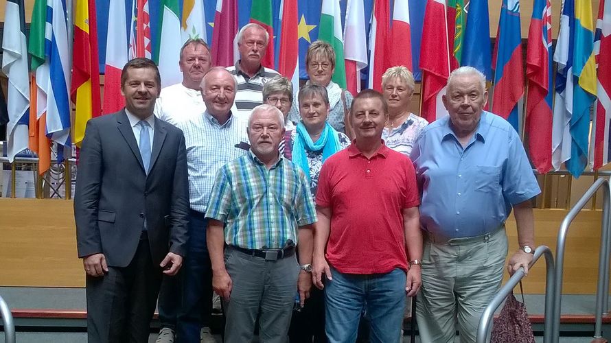 Teilnehmer im Europäischen Parlament vor den Fahnen der Mitgliedsstaaten. Foto: DBwV/Arendt