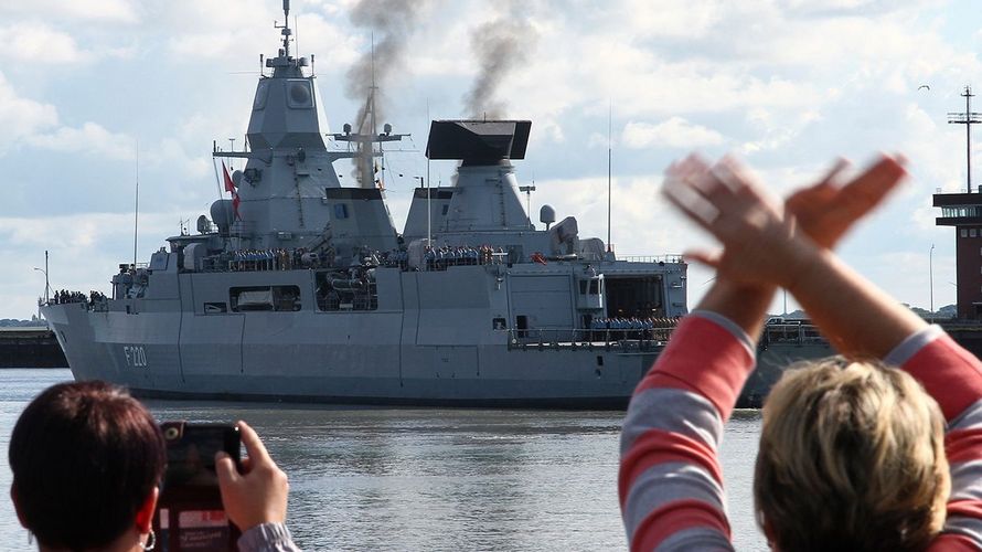 Am 4. August lief die Fregatte "Hamburg" aus ihrem Heimathafen Wilhelmshaven aus. Bis zu ihrer Rückkehr von der Mission "Irini" im Mittelmeer kurz vor Weihnachten wird die Besatzung in Isolation leben müssen. Foto: Bundeswehr/Leon Rodewald