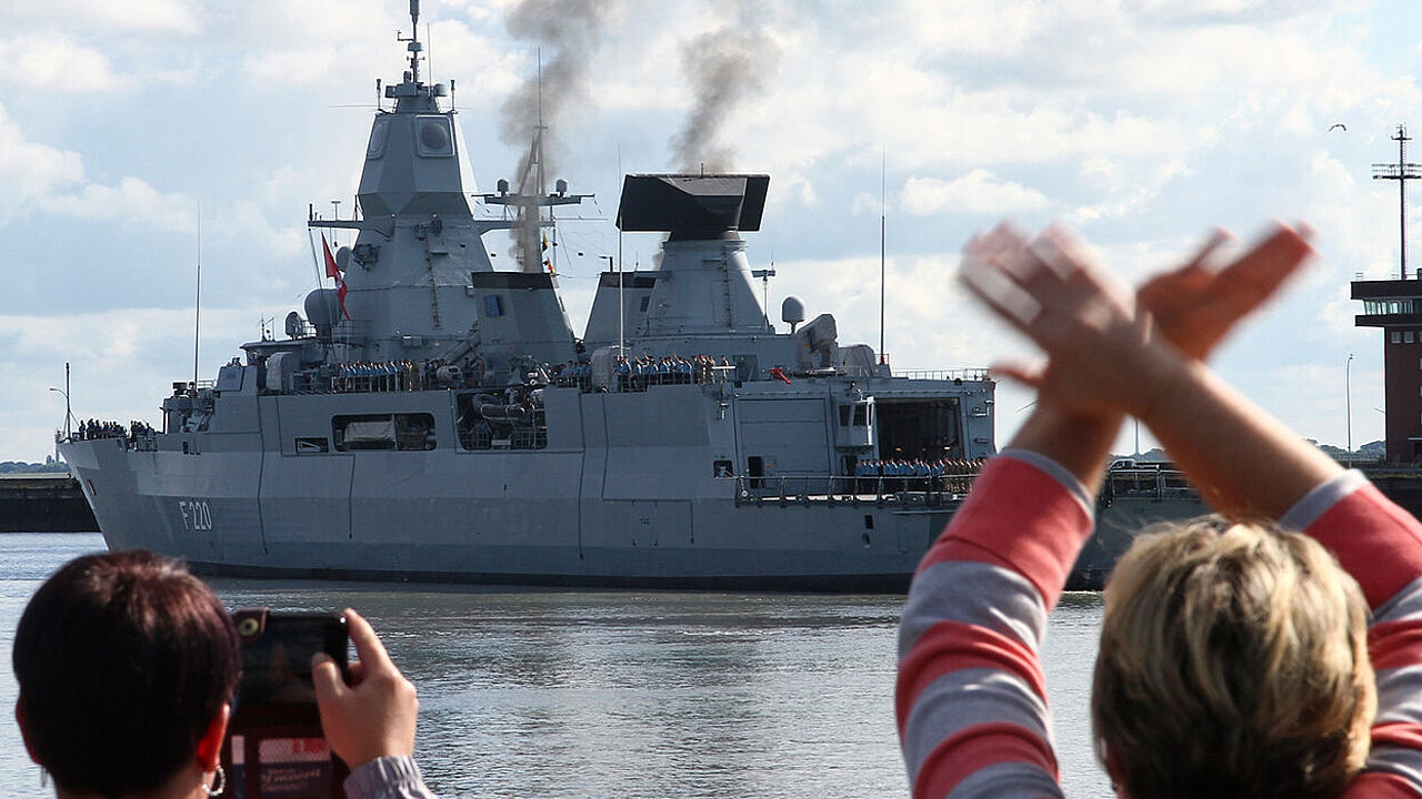 Am 4. August lief die Fregatte "Hamburg" aus ihrem Heimathafen Wilhelmshaven aus. Bis zu ihrer Rückkehr von der Mission "Irini" im Mittelmeer kurz vor Weihnachten wird die Besatzung in Isolation leben müssen. Foto: Bundeswehr/Leon Rodewald