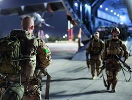 Afghanistan-Einsatz beendet: Deutsche Soldaten verlassen am 26. August 2021 auf dem Flughafen von Taschkent einen Airbus A400M. Um 16 Uhr deutscher Zeit hatten die letzten Flugzeuge der Luftwaffe Kabul verlassen und damit die Evakuierungsoperation abgeschlossen. Foto: Bundeswehr/Tessensohn